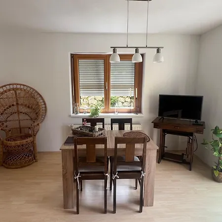 Einliegerwohnung In Ruhiger Lage *